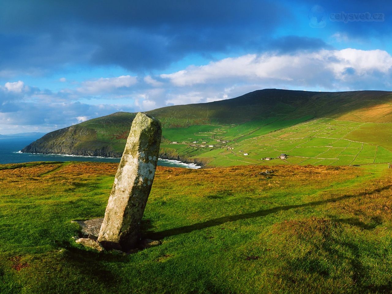 Foto: Ogham Stone, Dunmore Head, Dingle Peninsula, County Kerry, Ireland