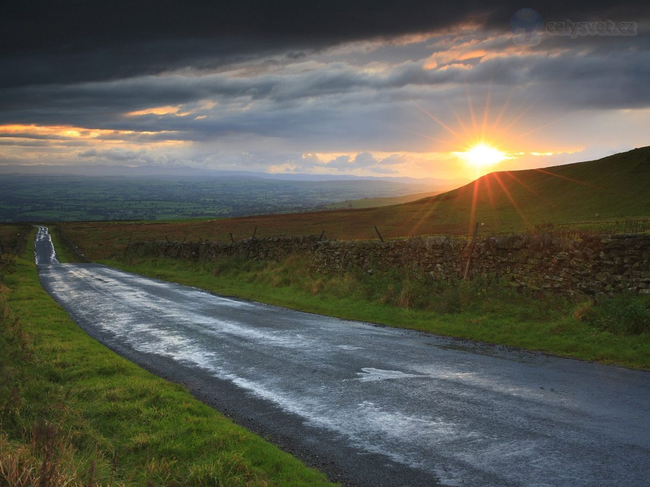 Foto: Traveling Through Pennines At Sunset, North Yorkshire, England