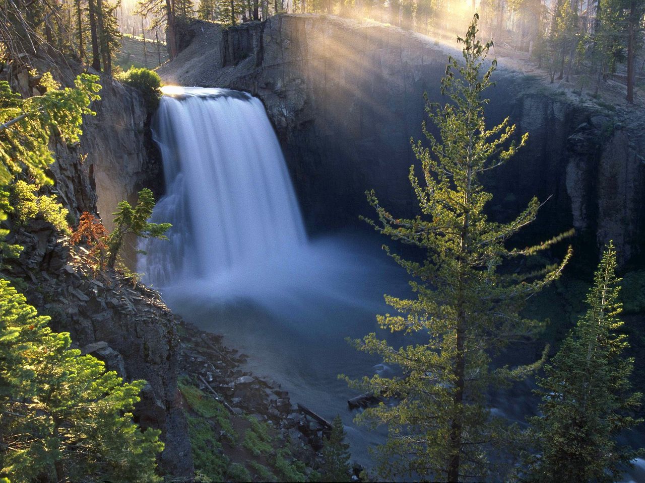 Foto: Rainbow Fall, Devils Postpile, California