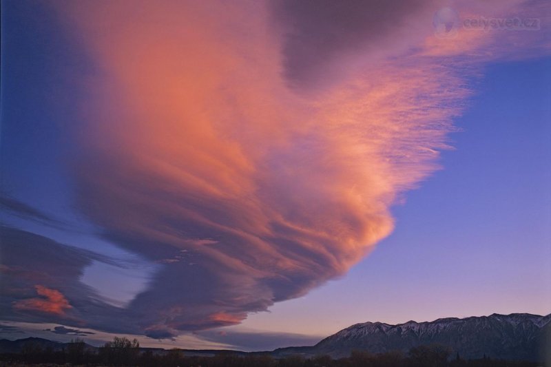 Foto: Lenticular Cloud, Sierra Nevada Range, California