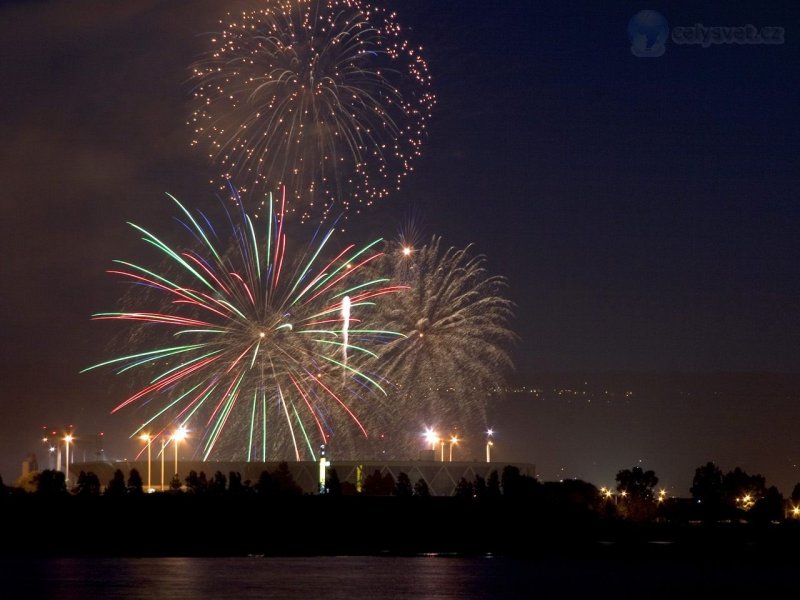 Foto: Fireworks Over Oakland Coliseum, California